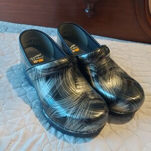 Dansko XP 2.0 Professional Clogs Silver Black Swirl Patent Leather Womens 39
